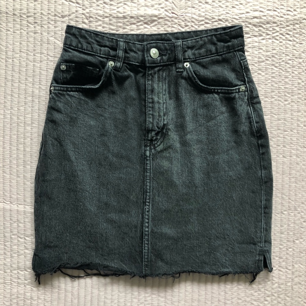 ⭕️H&M Distressed Black Mini Skirt